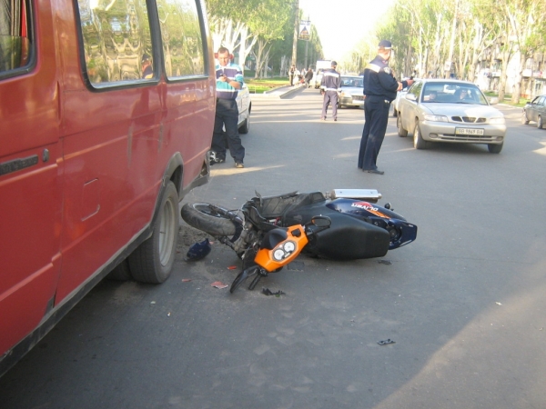 В Луганске скутер врезался в Джили. Два человека в больнице.